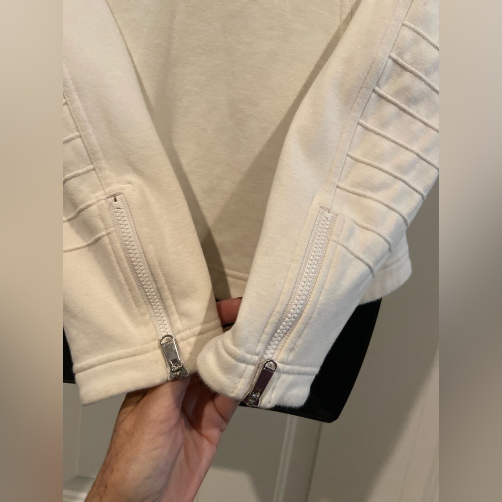 Athleta~Soft~Ivory~Form-Fitting~Asymmetrical Zip Closure~Light Jacket~Size XSP - Picture 10 of 16